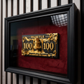Scrooge Money Art Shadowbox "In Scrooge We Trust" – 3D Dagobert Duck Wandbild Gold & Schwarz – Luxus Büro Deko mit Samt Hintergrund – DEQORA