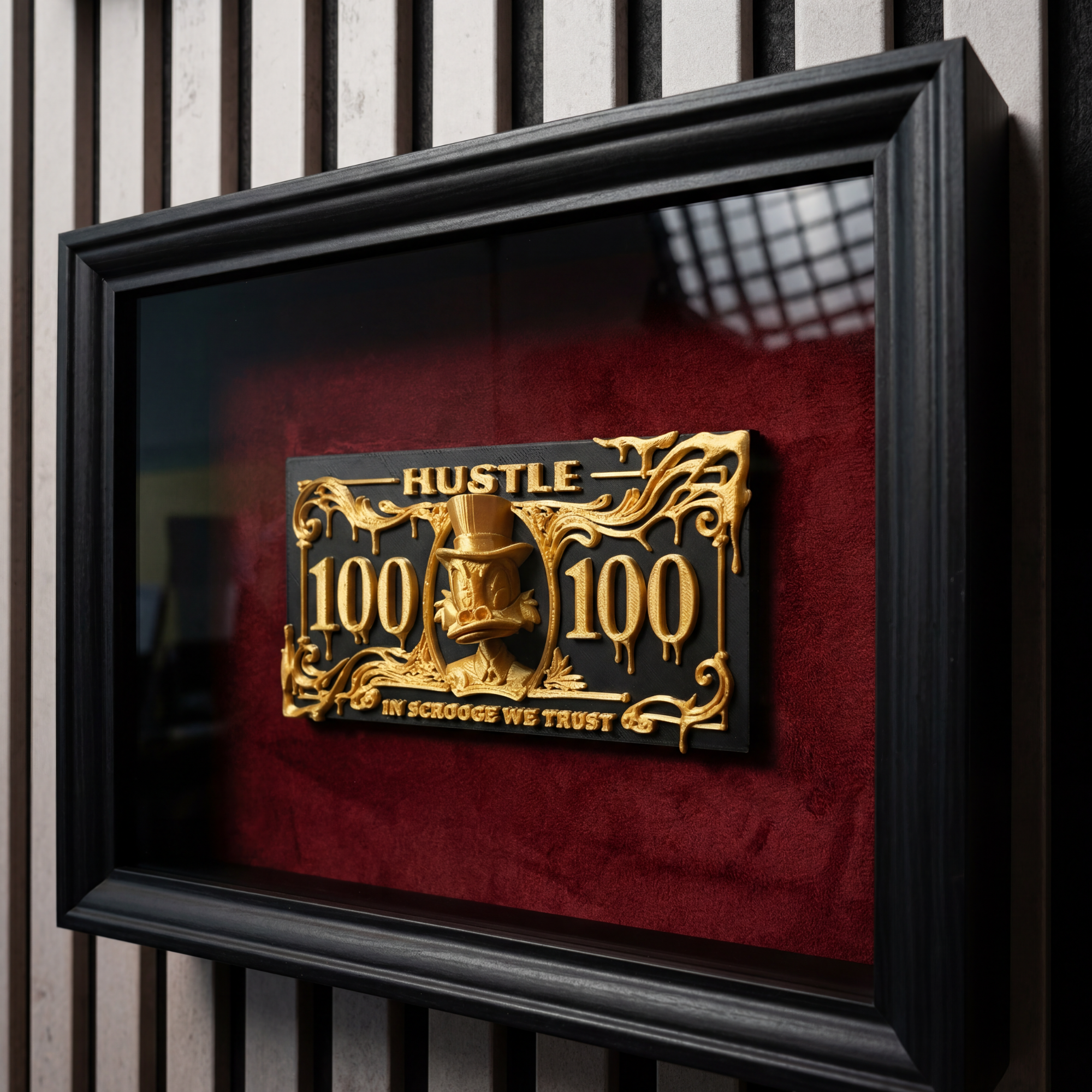 Scrooge Money Art Shadowbox "In Scrooge We Trust" – 3D Dagobert Duck Wandbild Gold & Schwarz – Luxus Büro Deko mit Samt Hintergrund – DEQORA