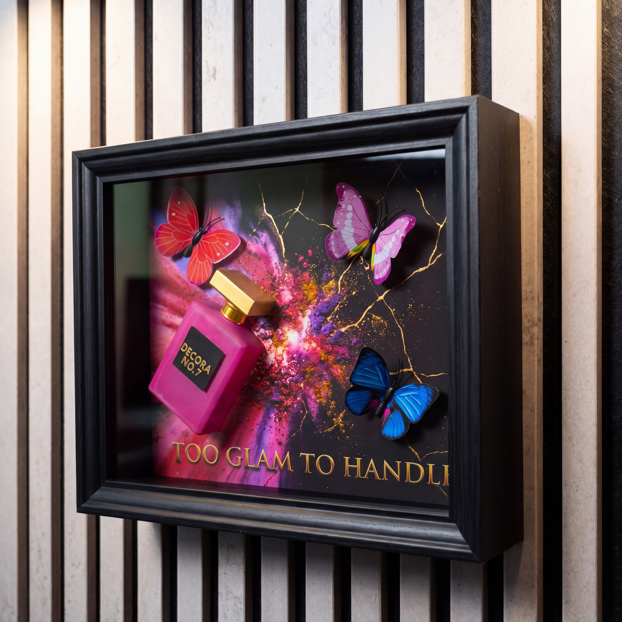 Too Glam to Handle 3D Shadowbox – Fashion Pop Art Parfüm Flakon – Glamour Wandbild für Beauty Room & Schminktisch – DEQORA