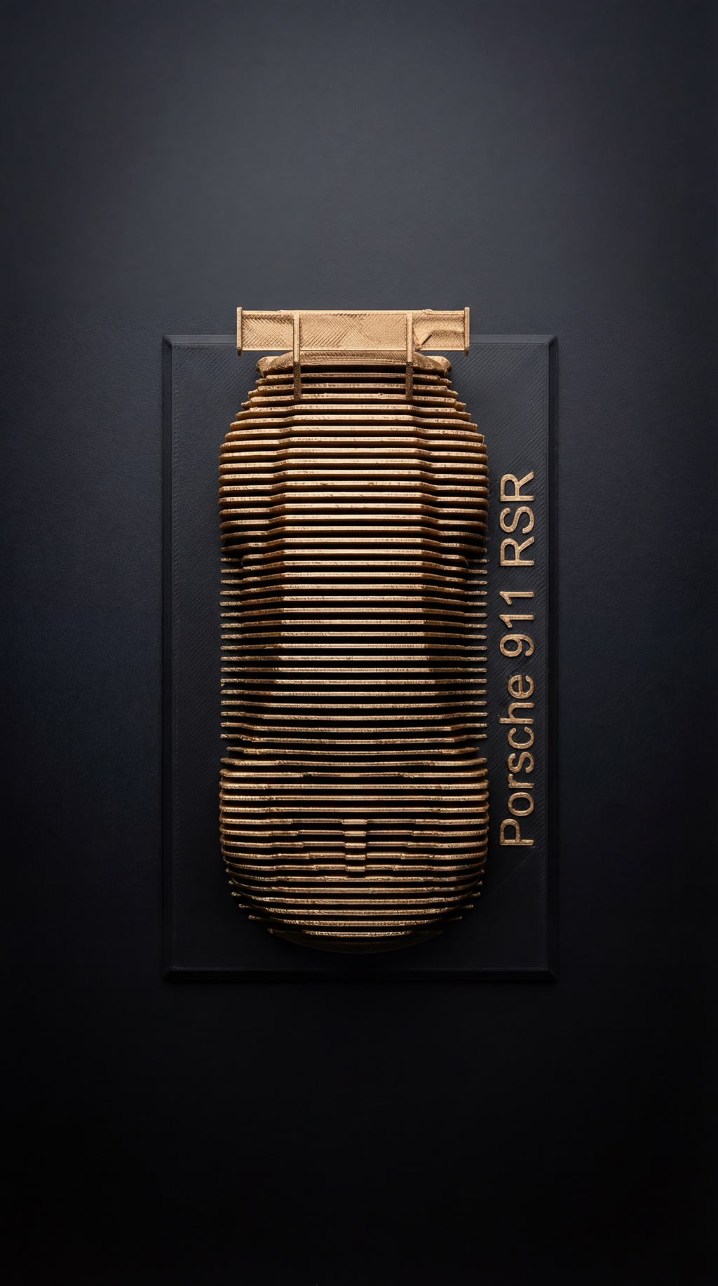 Layered Car Sculpture – Hommage an 911 RSR Motorsport Design – 3D Druck Auto Kunst Gold & Schwarz Minimalistisches Deko Objekt Maßstab 1:36