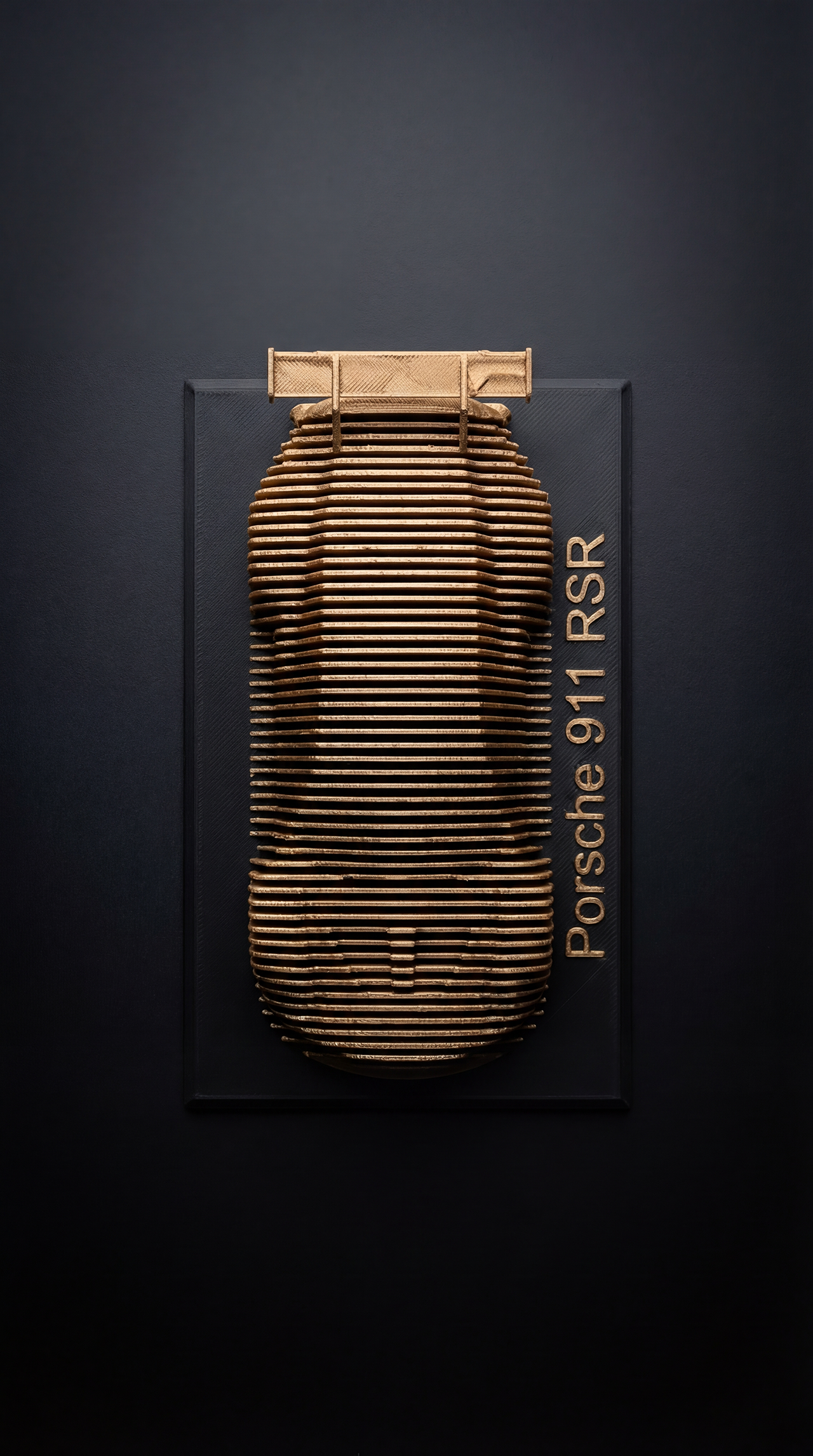 Layered Car Sculpture – Hommage an 911 RSR Motorsport Design – 3D Druck Auto Kunst Gold & Schwarz Minimalistisches Deko Objekt Maßstab 1:36