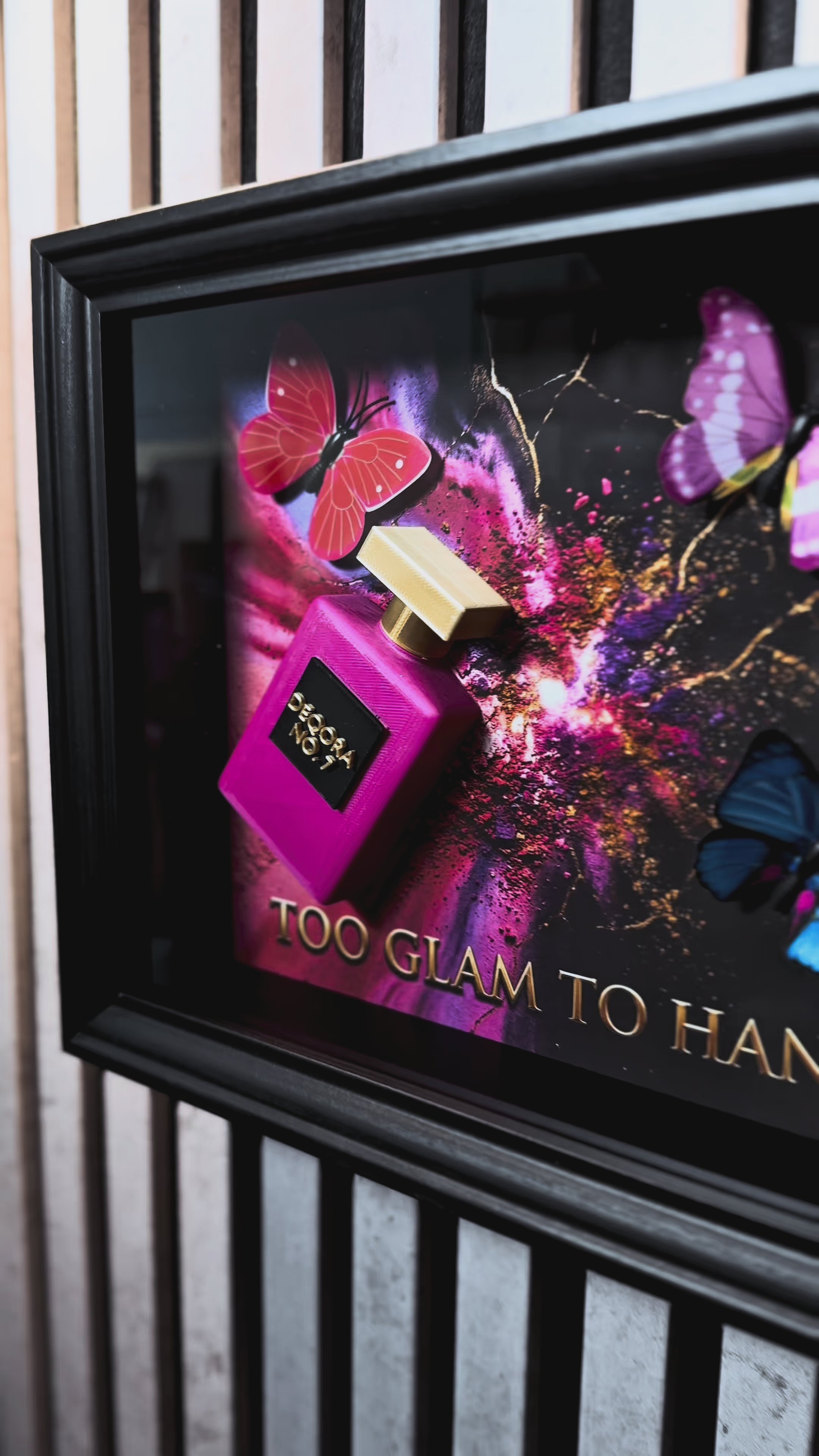 Too Glam to Handle 3D Shadowbox – Fashion Pop Art Parfüm Flakon – Glamour Wandbild für Beauty Room & Schminktisch – DEQORA