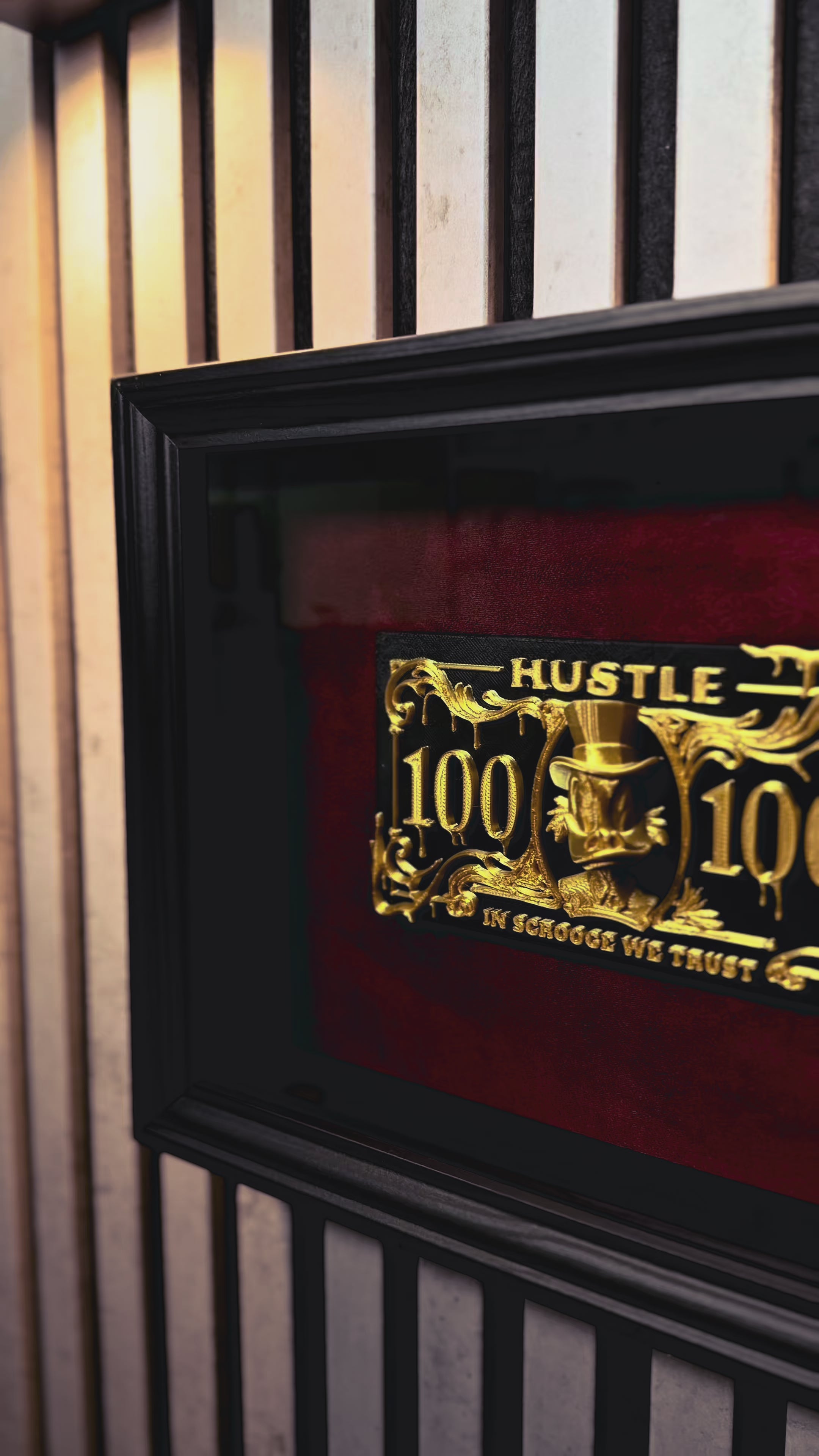 Scrooge Money Art Shadowbox "In Scrooge We Trust" – 3D Dagobert Duck Wandbild Gold & Schwarz – Luxus Büro Deko mit Samt Hintergrund – DEQORA