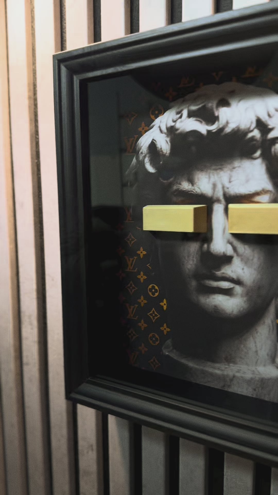 David V. Skulptur 3D Shadowbox – Modern Pop Art Wandbild Gold & Schwarz – Luxus Interior Design – DEQORA